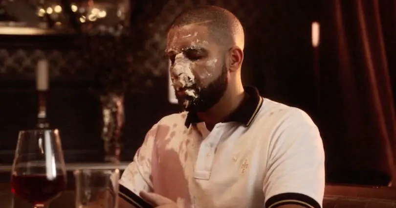 Drake se mange un cheesecake en pleine face dans le clip de “Childs Play”