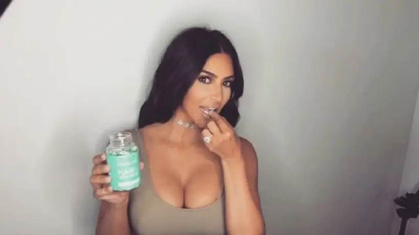 Les chewing-gum que mange Kim Kardashian feraient pousser les cheveux