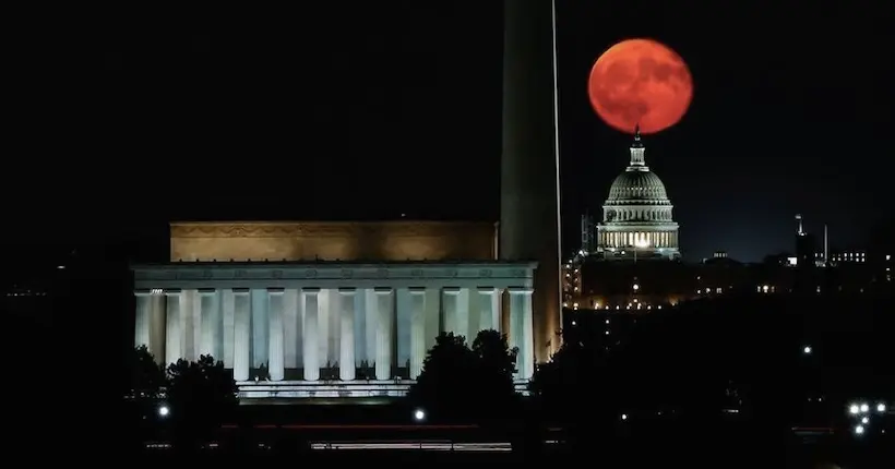 En images : quand la pleine lune pourpre sublime le Capitole à Washington