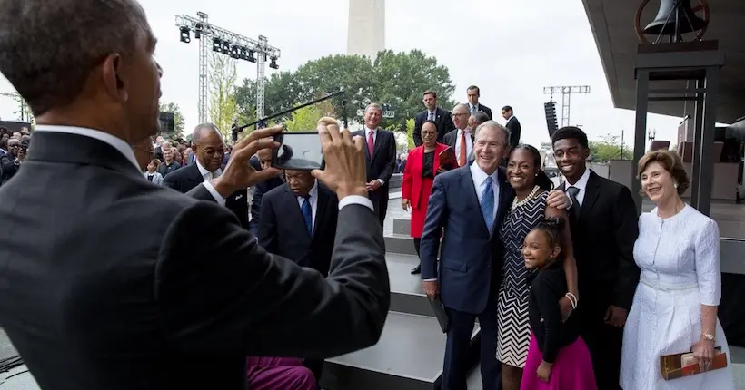L’image d’Obama qui aide Bush à faire une photo fait le tour du Net