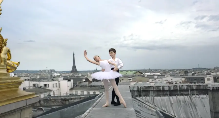 “Paris je t’aime” : une vidéo surréaliste (et cliché) de la capitale française