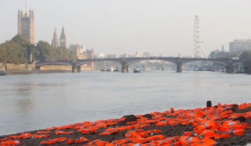 Des centaines de gilets de sauvetage ont rappelé aux Londoniens la crise des migrants