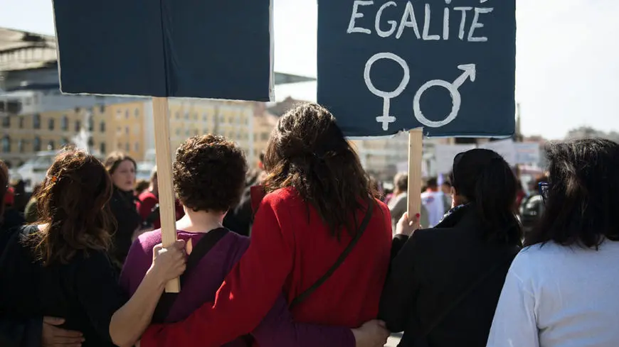 Femmes françaises, il est 16h34, vous pouvez désormais arrêter de travailler