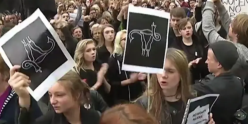 Après le “Lundi noir”, la Pologne renonce à interdire le droit à avortement
