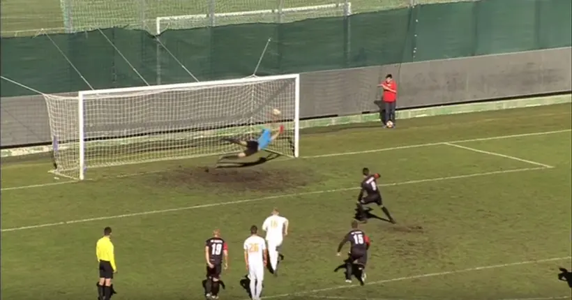 Vidéo : le ballon d’un penalty traverse les filets, l’arbitre refuse le but