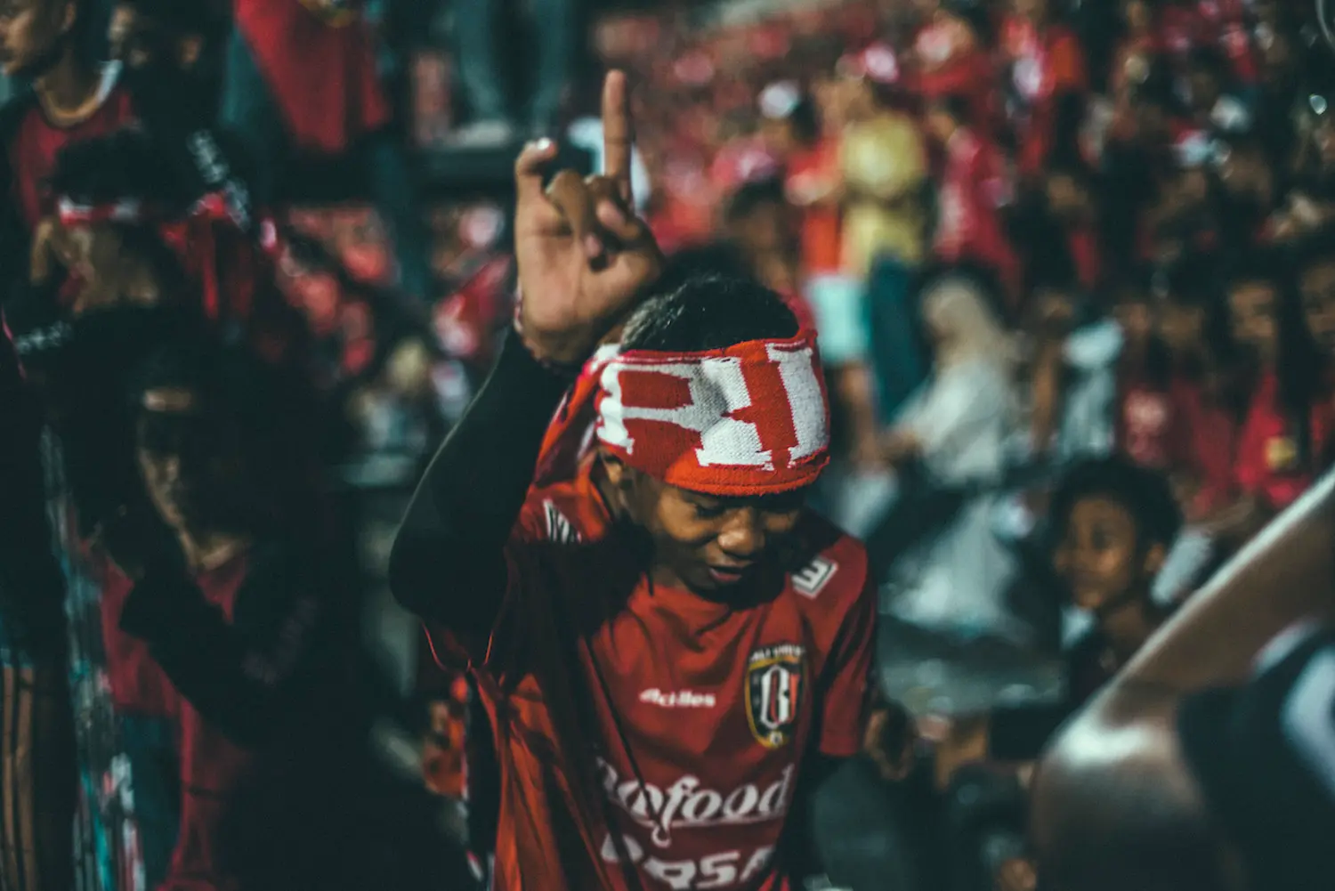 En images : folie en tribunes lors d’un match du Bali United avec le photographe Mark Carolan