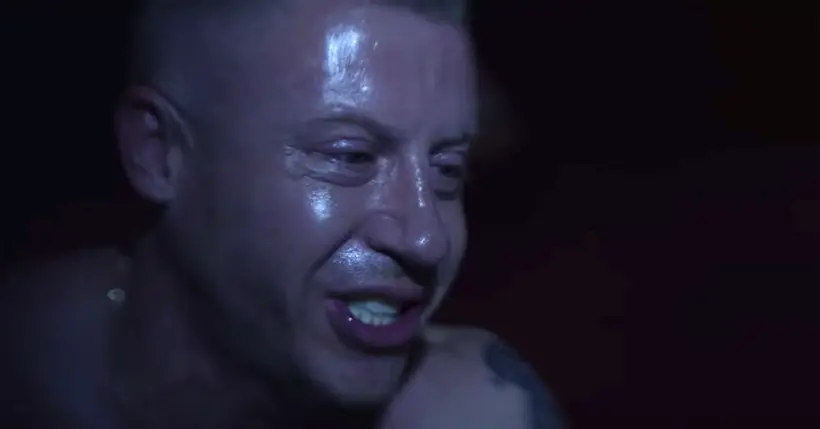 Macklemore nous plonge dans l’enfer de l’addiction dans le clip fort de “Drug Dealer”