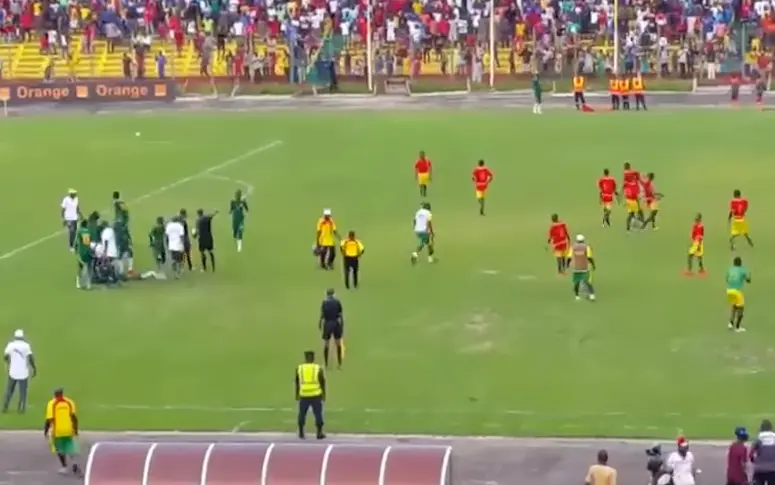 Vidéo : les U17 guinéens interrompent leur match pour trouver des grigris dans le but adverse