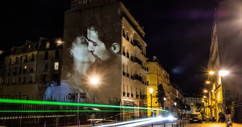 En images : un street artist illumine les murs de Paris avec des baisers