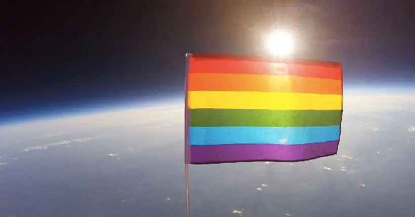 Le drapeau LGBT flotte dans l’espace