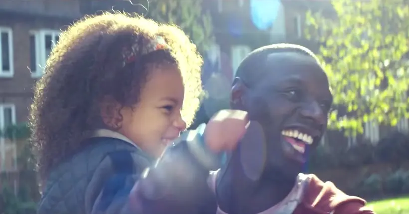 Trailer : dans Demain tout commence, Omar Sy essaye d’être un père modèle