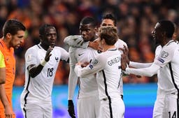 <p>France&#8217;s Paul Pogba (C) is congratulated by teammates after scoring a goal during the FIFA World Cup 2018 qualifying football match Netherlands vs France on October 10, 2016 at the Amsterdam Arena in Amsterdam.  / AFP PHOTO / EMMANUEL DUNAND</p>
