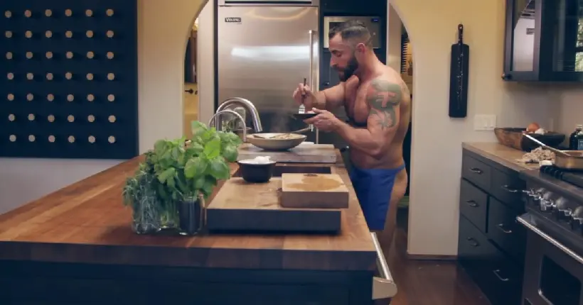Des hommes qui cuisinent à poil : le nouveau délire WTF des tutos YouTube
