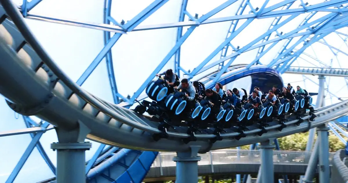 À Disneyland Shanghai, le roller coaster Tron offre des sensations hallucinantes