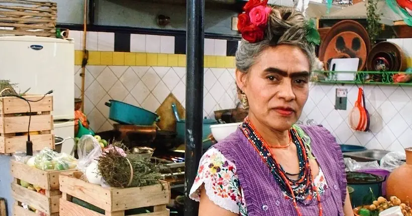Un sosie de Frida Kahlo fait à manger dans un marché mexicain depuis 15 ans