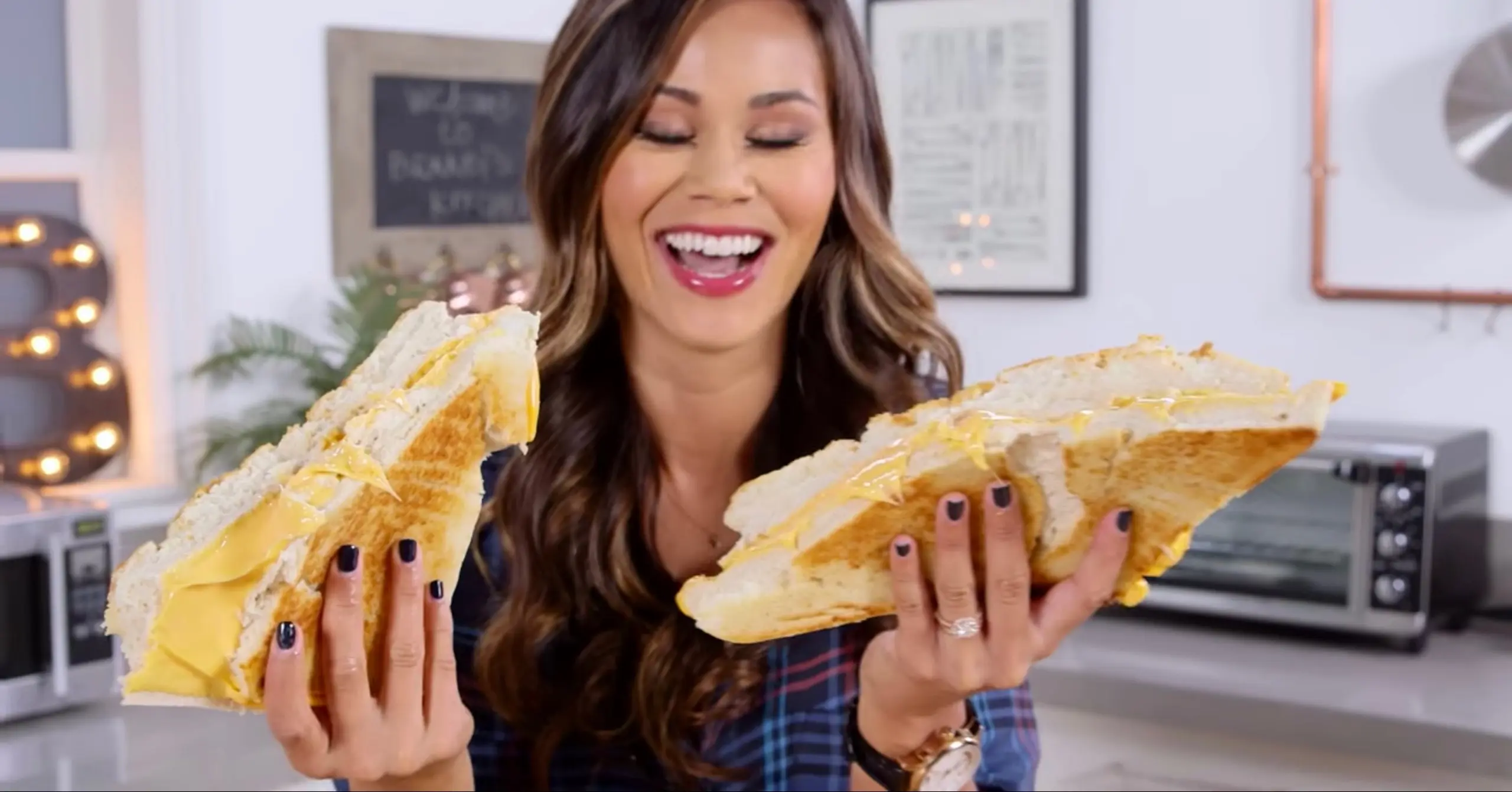 Vidéo : comment préparer un sandwich grilled cheese géant ?