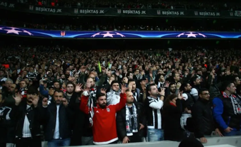 Les supporters du Besiktas chantent… en langage des signes lors d’un match de C1