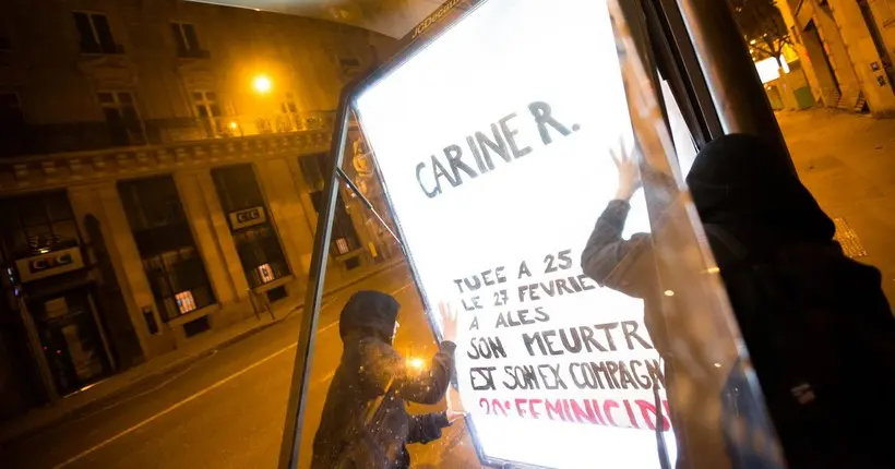 Les noms des victimes de féminicide s’affichent sur les Abribus de Paris