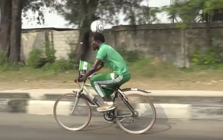 Vidéo : un Nigérian fait plus de 100 km à vélo avec un ballon sur la tête
