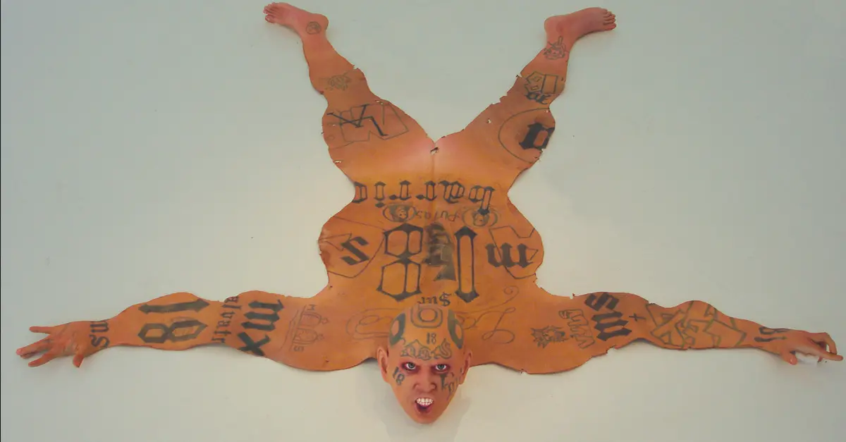 Cet artiste crée des tapis représentant des membres de gangs latinos