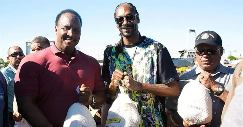 Snoop Dogg a distribué des milliers de dindes dans la banlieue de Los Angeles pour Thanksgiving