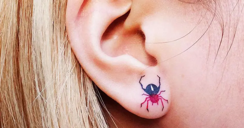 Cette artiste crée des tatouages d’oreille incroyablement délicats