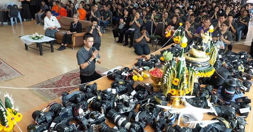En Thaïlande, des étudiants prient devant l’autel de la photographie