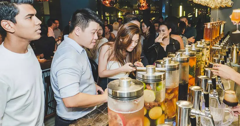 À Singapour, un bar propose des bières infusées aux saveurs exotiques