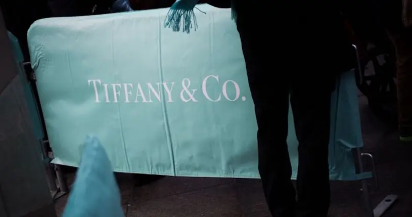 Devant la tour Trump, les barrières de sécurité sont siglées “Tiffany & Co.”