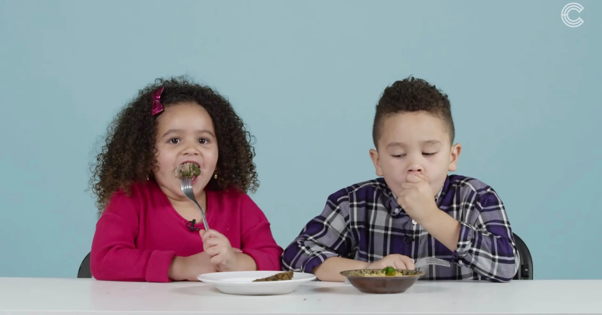 Des enfants américains testent les dîners de Noël du monde