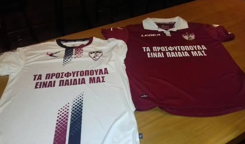 Un club grec brave l’interdiction et joue avec un maillot spécial en soutien aux réfugiés