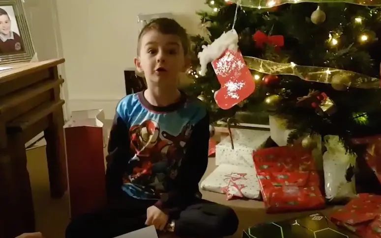 Everton envoie un cadeau spécial à un enfant qui avait aidé une œuvre de charité