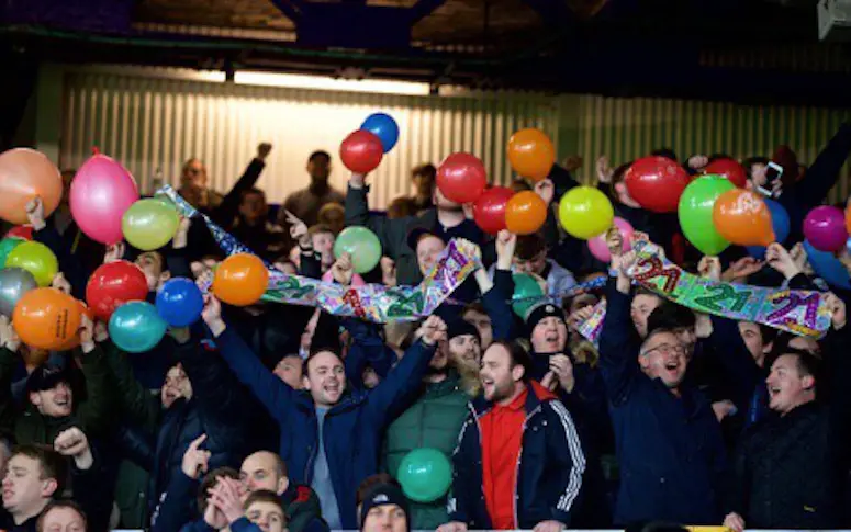 Les fans de Liverpool fêtent les 21 années sans titre d’Everton… en plein derby !