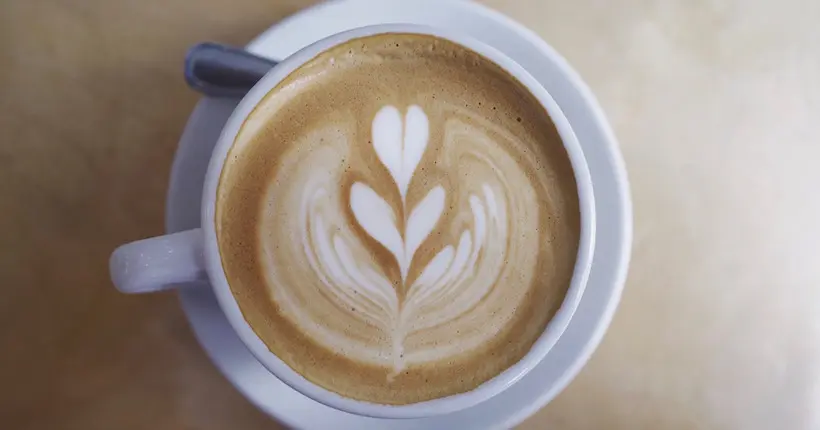 Café suspendus et repas en attente : une tradition de solidarité qui se propage