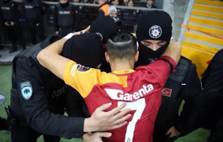 Vidéo : en guise d’hommage, un joueur turc célèbre son but dans les bras des policiers