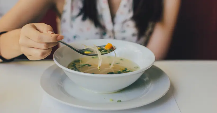 “Tais-toi et mange !” : une journaliste raconte sa semaine de repas silencieux