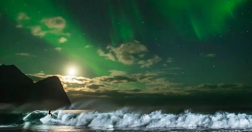 Mick Fanning prend la vague en Arctique sous la lumière des aurores boréales
