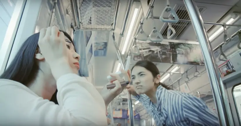 À Tokyo, une pub sexiste décourage les femmes de se maquiller dans le métro