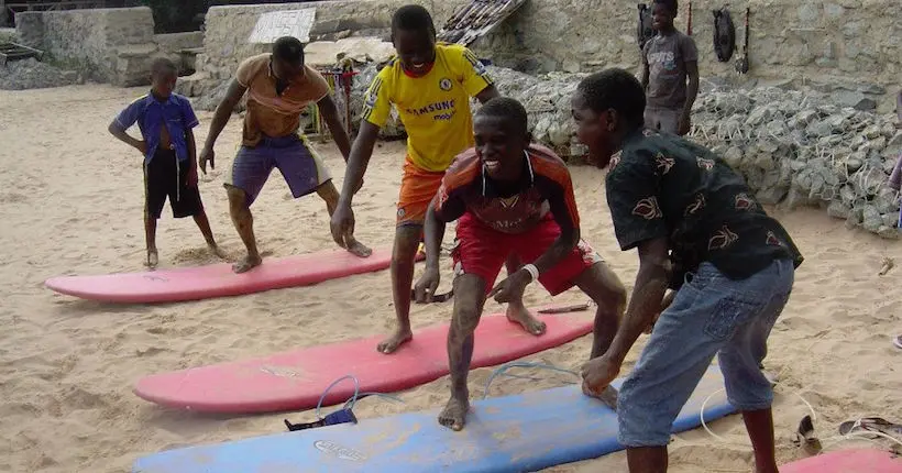 Au Ghana, l’association Surf & Impact apprend la glisse aux enfants