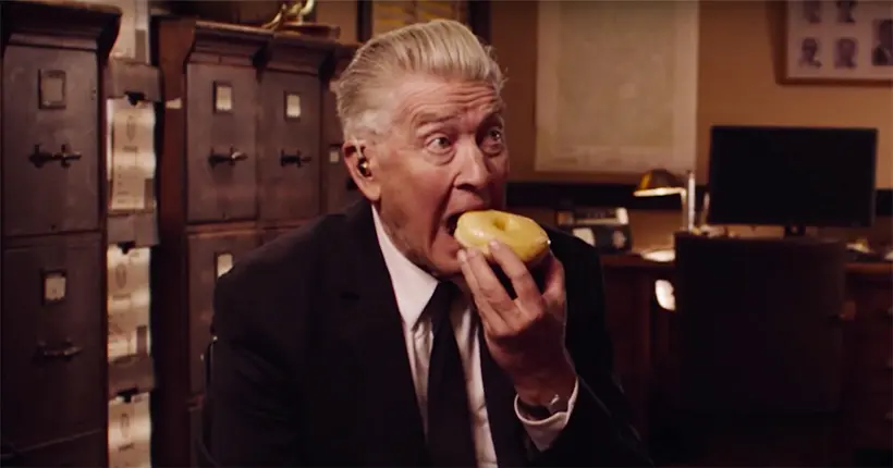 Pour teaser le retour de Twin Peaks, David Lynch bouffe un donut, tout simplement