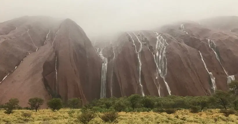 Vidéo : Uluru, le rocher sacré des Aborigènes d’Australie sous le déluge