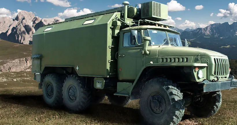 Sobre, il transforme un camion militaire en appareil photo géant