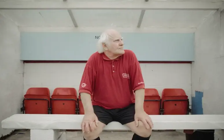 Le plus vieux joueur anglais cherche un nouveau club… à 81 ans