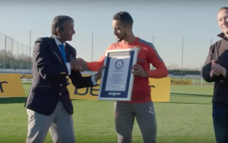 Vidéo : Walcott bat un record du monde en contrôlant un ballon lâché à 34 mètres de haut