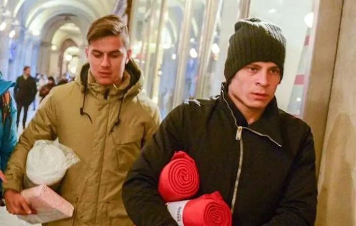 Dybala et Iturbe viennent en aide aux sans-abri de Turin