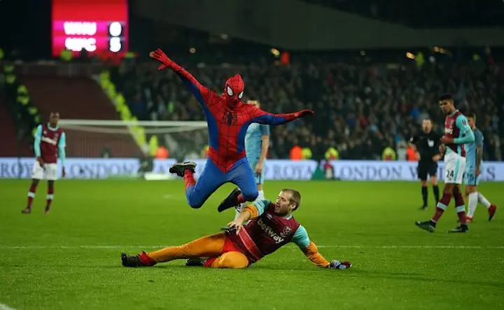 Vidéo : déguisé en Spider-Man, il entre sur la pelouse pendant West Ham- Manchester City