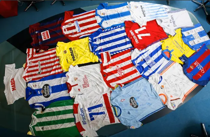 Le club de Chapecoense a reçu des maillots dédicacés des clubs de Liga