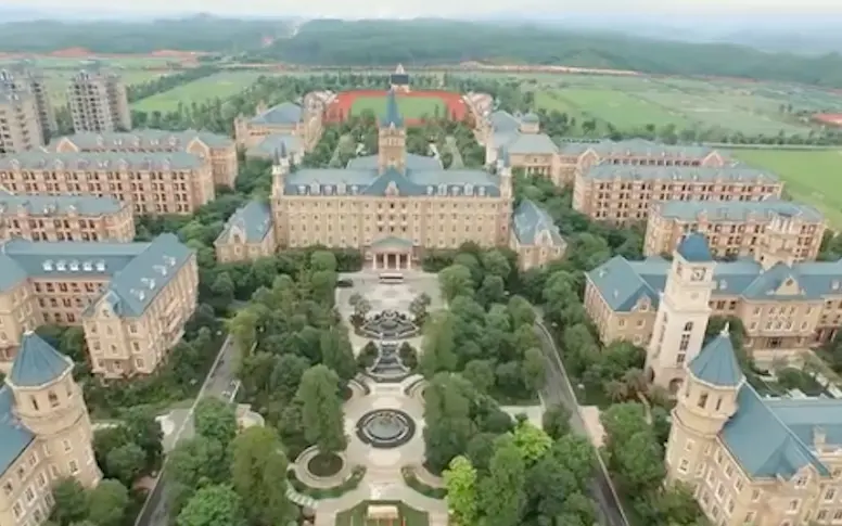 Vidéo : la plus grande académie de foot du monde se trouve… en Chine