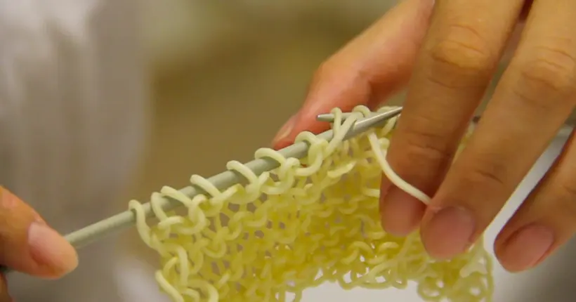 Cette artiste singapourienne se sert de nouilles pour tricoter