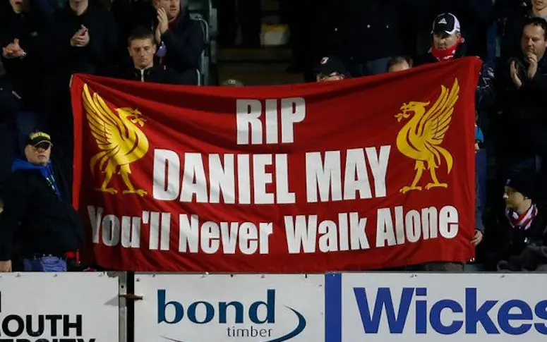 Les fans de Liverpool rendent hommage au fils d’un supporter adverse